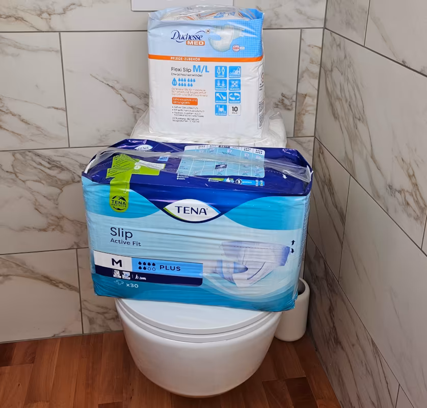 Toilette mit Windelpackungen